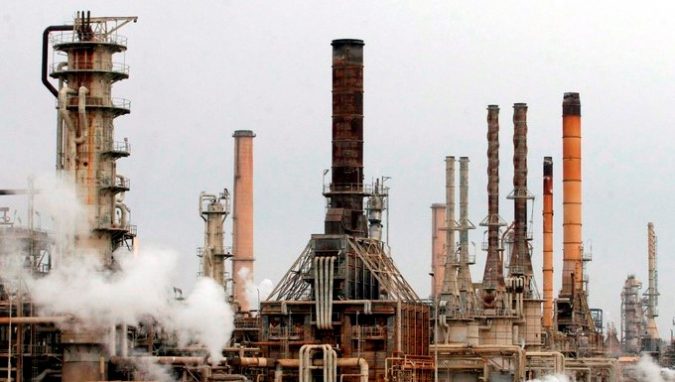 El precio del petróleo de Texas (WTI) para entrega en marzo abrió hoy con un alza del 2,13 % (+1,14 dólares) y a las 09.05 hora local (14.05 GMT) cotizaba a 54,54 dólares el barril en la Bolsa Mercantil de Nueva York (Nymex). EFE/Archivo