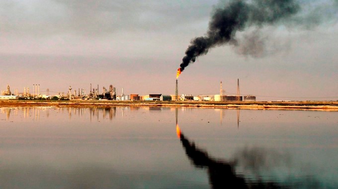 En la imagen, una refinería cerca de Umm Quasar en Basora, Irak. EFE/Archivo