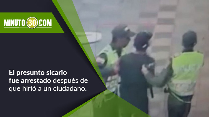 Presunto sicario capturado por auxiliares de la Policía.