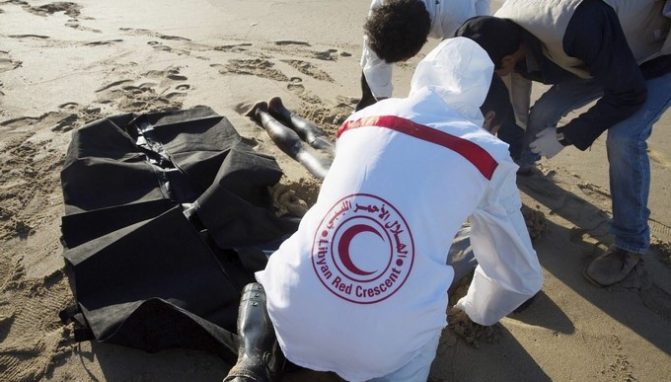 Voluntarios de la Media Luna Roja retiran el cadáver de un migrante ahogado que fue arrastrado por la corriente hasta una playa de Trípoli, Libia. EFE/Archivo