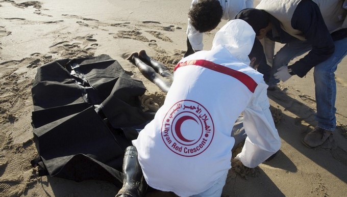 Voluntarios de la Media Luna Roja retiran el cadáver de un migrante ahogado que fue arrastrado por la corriente hasta una playa de Trípoli, Libia. EFE/Archivo