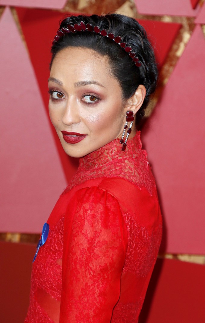 Ruth Negga, nominada a mejor actriz por "Loving", fue una de las más madrugadoras de la noche con un fabuloso vestido rojo con cola, de manga larga y cuello de encaje. EFE