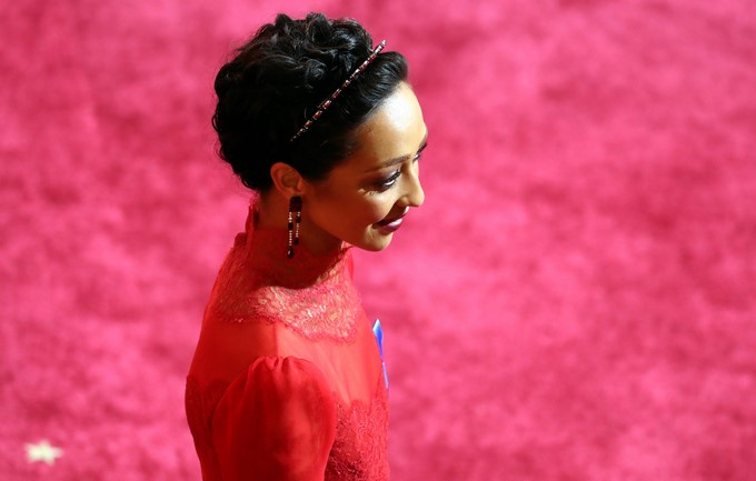 Ruth Negga, nominada a mejor actriz por "Loving", fue una de las más madrugadoras de la noche con un fabuloso vestido rojo con cola, de manga larga y cuello de encaje. EFE