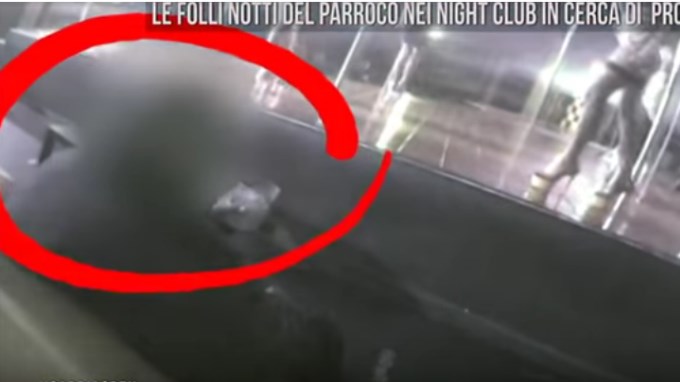 EN VIDEO: Sacerdote acude a recibir “favores sexuales” en prostíbulos… con la sotana puesta