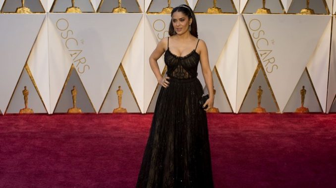 La actriz Salma Hayek a su llegada a la alfombra roja de la 89 edición de los premios Óscar, en el Teatro Dolby, en Hollywood, California. EFE
