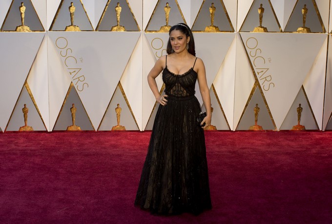 La actriz Salma Hayek a su llegada a la alfombra roja de la 89 edición de los premios Óscar, en el Teatro Dolby, en Hollywood, California. EFE