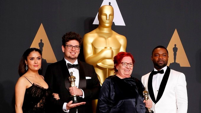 Kristof Deak (2do.izq) y Anna Udvardy, ganadores de la estatuilla en la categoría de Mejor Cortometraje por 'Sing,' posan con Salma Hayek (izq) y David Oyelowo (der.), durante la 89 edición de los premios Óscar en el Teatro Dolby de Hollywood, California hoy, 26 de febrero de 2017. EFE