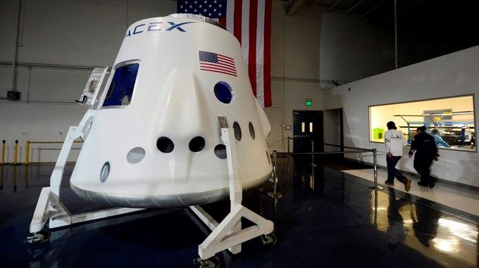 La cápsula Space X Dragon es expuesta en la sede de la compañía estadounidense SpaceX en Hawthorne, Estados Unidos. EFE/Archivo
