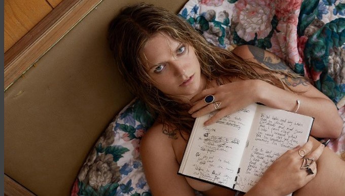 Esta cantante se emocionó tanto, que mostró sus senos en pleno concierto