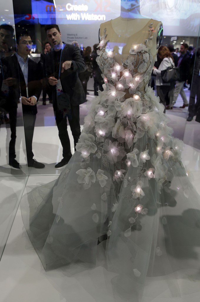 Un vestido de novia con leds que reaccionan cambiando de color según las emociones de la novia se exhibe en el stand de IBM en el Congreso Mundial de Móviles, (MWC, en sus siglas en inglés), que hoy vive su segunda jornada. EFE