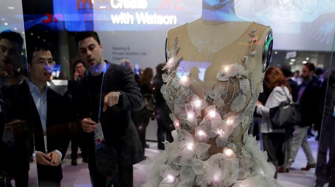 Un vestido de novia con leds que reaccionan cambiando de color según las emociones de la novia se exhibe en el stand de IBM en el Congreso Mundial de Móviles, (MWC, en sus siglas en inglés), que hoy vive su segunda jornada. EFE