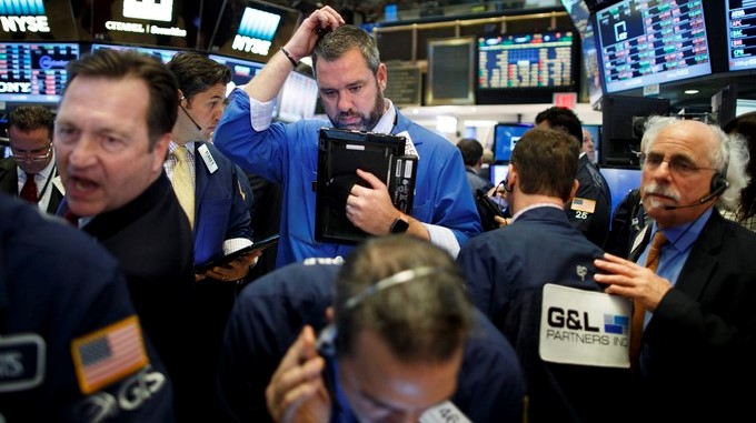 Agentes trabajan en la Bolsa de Nueva York (EE.UU.). EFE/Archivo