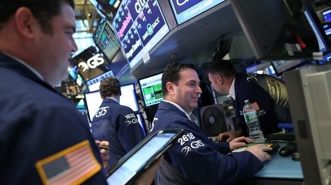 Corredores trabajan en la Bolsa de Valores de Nueva York. EFE/Archivo