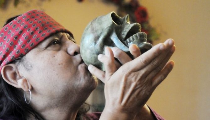 "No somos inmigrantes, estas son nuestras tierras", sentencia el músico indígena huichol Xavier Quijas a Efe, en la que asegura que los verdaderos inmigrantes son los anglosajones que ahora les quieren deportar. EFE