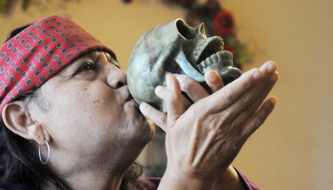 "No somos inmigrantes, estas son nuestras tierras", sentencia el músico indígena huichol Xavier Quijas a Efe, en la que asegura que los verdaderos inmigrantes son los anglosajones que ahora les quieren deportar. EFE