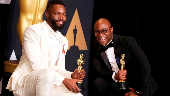 Barry Jenkins (dcha) y Tarell Alvin McCraney con dos de los Óscar ganados por Moonlight en la sala de prensa de la ceremonia anual de los Premios de la Academia en el Dolby Theatre de Hollywood, California, Estados Unidos. EFE