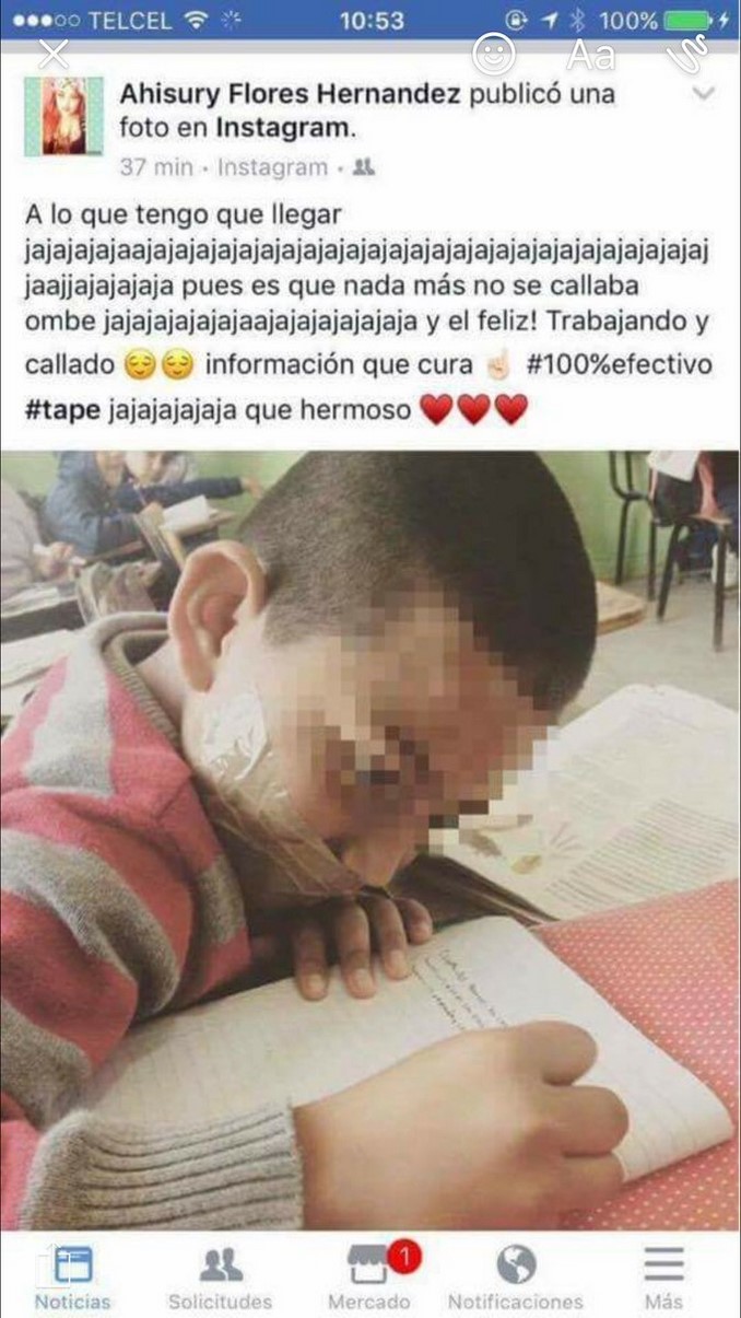profesora amordaza alumno