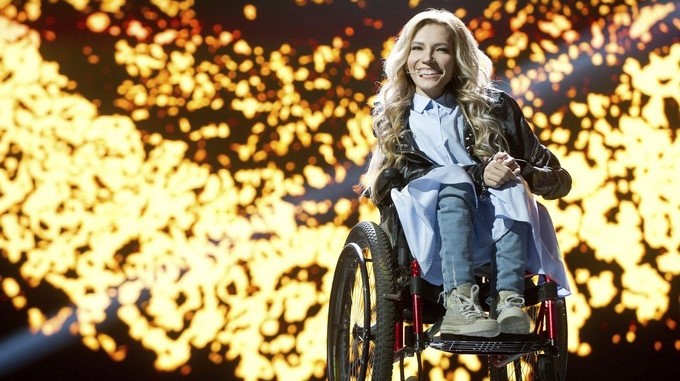 Fotografía facilitada ayer, 22 de marzo de 2017, por el departamento de prensa de la cadena de televisión rusa Channel 1 que muestra a la cantante y representante de Rusia en el festival de Eurovisión Julia Samóylova en Rusia el 11 de marzo de 2017. El Servicio de Seguridad de Ucrania (SBU) prohibió la entrada de la cantante al país por haber entrado ilegalmente en Ucrania hace dos años para dar un concierto en la península de Crimea. EFE