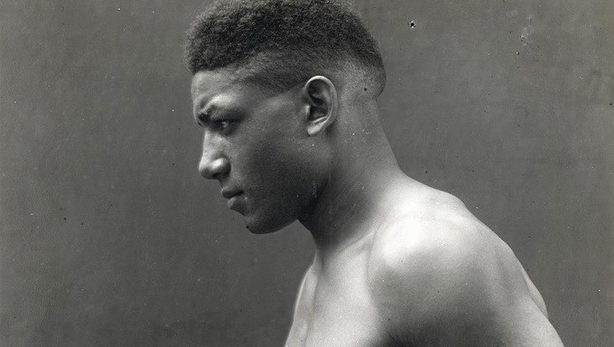 Fotografía facilitada por el Istituto Luce, de Leone Jacovacci, un boxeador de talento que, pese a conquistar el título de campeón de Europa en 1928, vio sus éxitos ocultados por el régimen fascista de Benito Mussolini por ser negro, como revela un documental que se proyectará próximamente. EFE