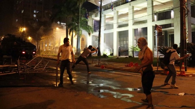 Crecen choques frente al Congreso paraguayo entre Policía y manifestantes