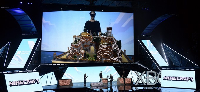 Demostración de un casco de realidad virtual de Microsoft con el juego Minecraft de Xbox. EFEArchivo