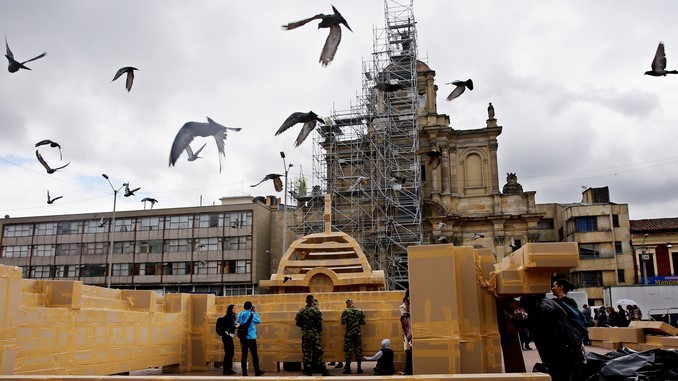 CONSTRUCCIÓN DE MONUMENTO EFÍMERO DEL FRANCÉS OLIVIER GROSSETETE