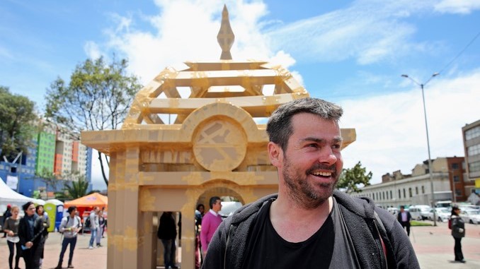 CONSTRUCCIÓN DE MONUMENTO EFÍMERO DEL FRANCÉS OLIVIER GROSSETETE