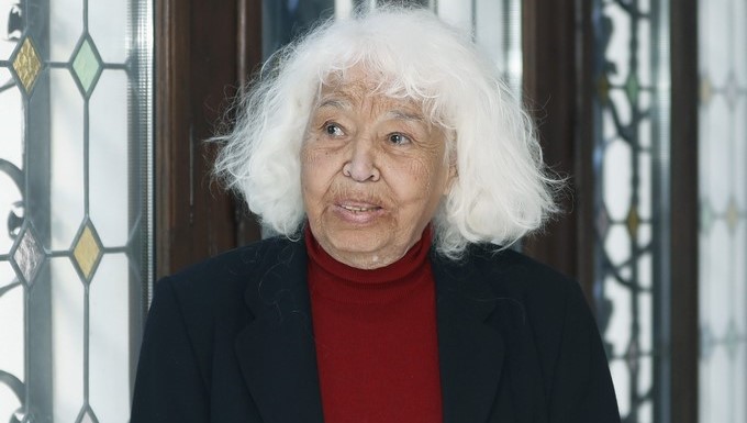 La activista defensora de los derechos de la mujer en el mundo islámico, la escritora y médica egipcia Nawal el Saadawi, momentos antes de participar hoy en Barcelona en la Escuela Europea de Humanidades, un proyecto impulsado por la Obra Social de La Caixa para contribuir al debate cultural europeo en clave humanística. EFE