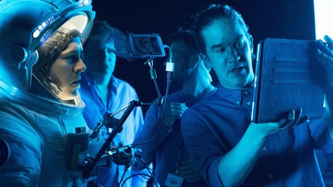 Imagen de divulgación de Ryan Reynolds (i) escuchando las instrucciones del director Daniel Espinosa (d), en el set la película LIFE. Espinosa, cineasta sueco de origen chileno, dijo a EFE que un futuro tenebroso y amenazador es la base de Life, su nueva película de ciencia-ficción, mientras añadía que en el mundo soplan ahora vientos muy oscuros. El futuro está complicado. También como latino en EEUU (...). EFESony PicturesSkydance