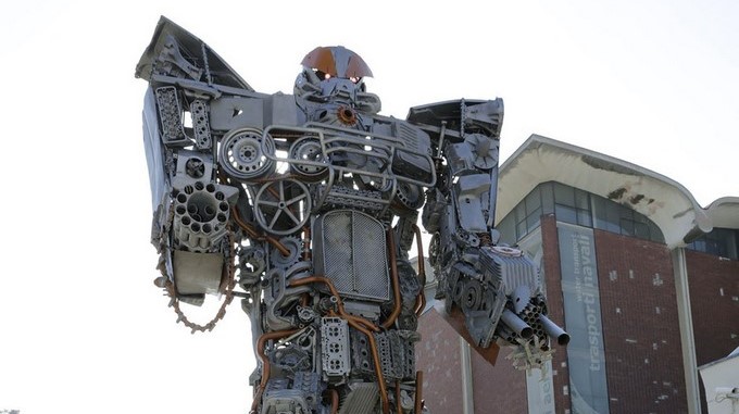 La chatarra de carros y camiones convertida en “Transformers”