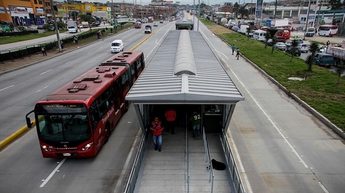 VIDEO: El trágico momento en que una patrullera de la Policía es arrollada por un Transmilenio