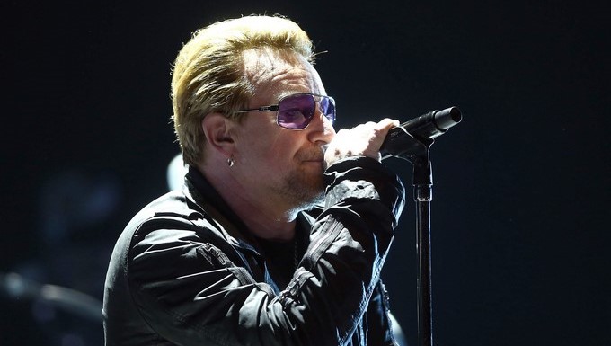 La legendaria banda irlandesa U2 durante un concierto que ofreció en el Palau Sant Jordi de Barcelona. EFEArchivo