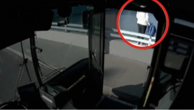 Un abrazo salvó la vida de esta chica/ Captura tomada de Youtube