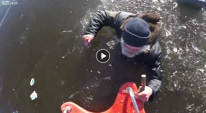 Abuelo atascado en el hielo/ Captura tomada de Live Leak