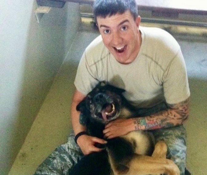 soldado despide a su perro