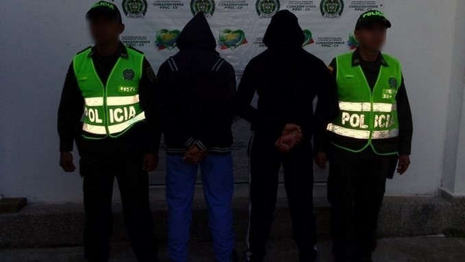 Dos menores de edad intimidaron a una adolescente con un machete para robarle el celular 1 Adolescentes aprehendidos.