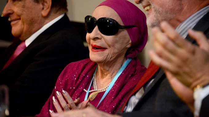 Fotografía cedida de la bailarina cubana Alicia Alonso (c), directora del Ballet Nacional de Cuba, en compañía de su esposo, Pedro Simón (i), hoy miércoles 22 de marzo de 2017, en una ceremonia en la que recibió un doctorado "honoris causa" por la Universidad de Costa Rica (UCR), en San José. EFE/ UNIVERSIDAD DE COSTA RICA