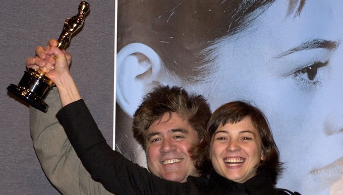 El director de cine Pedro Almodóvar y la actriz Leonor Watling levantan felices el Oscar que el cineasta recibió en Los Angeles por su película 'Hable con ella', en 2003. EFE/Archivo