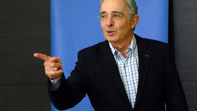 Uribe anima a los colombianos a marchar el 1 de abril contra la corrupción y el Gobierno de Santos