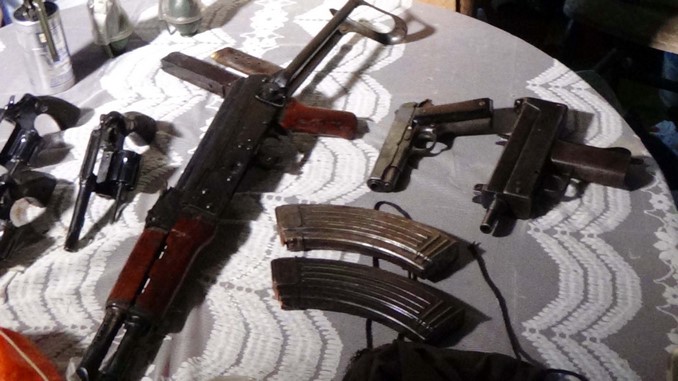 FOTOS Y VIDEO: En una casa de madera la Policía incautó armas y marihuana de la banda 'Pachelly' 2 Armas incautadas en Bello.