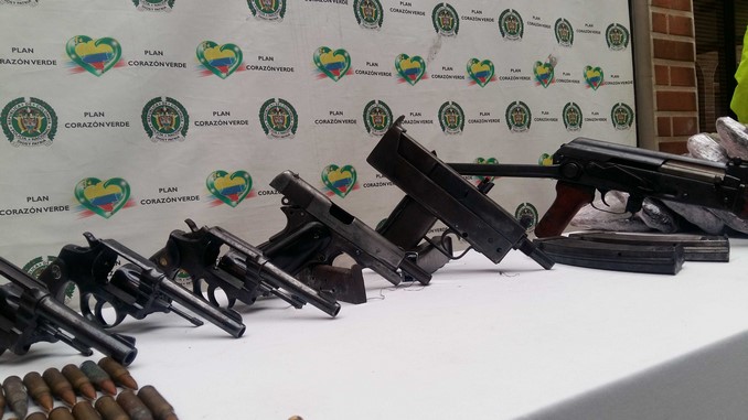 FOTOS Y VIDEO: En una casa de madera la Policía incautó armas y marihuana de la banda 'Pachelly' 3 Armas incautadas en Bello.