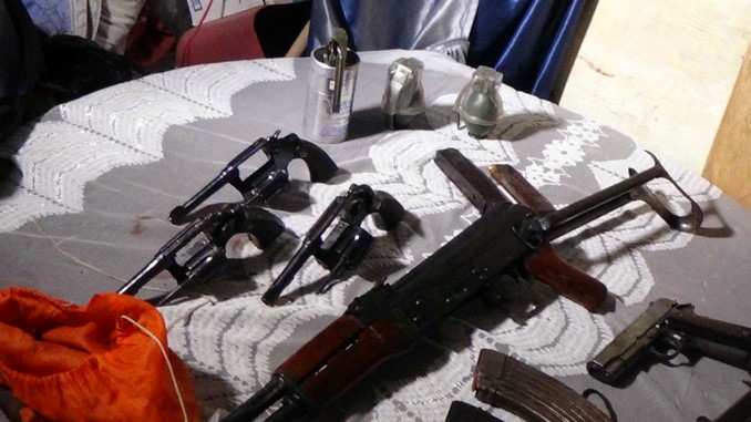 FOTOS Y VIDEO: En una casa de madera la Policía incautó armas y marihuana de la banda 'Pachelly' 5 Armas incautadas en Bello.