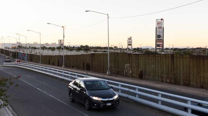 Vista general de un fragmento de la barda fronteriza que divide al estado de Mexicali (México) y Calexico (EEUU).