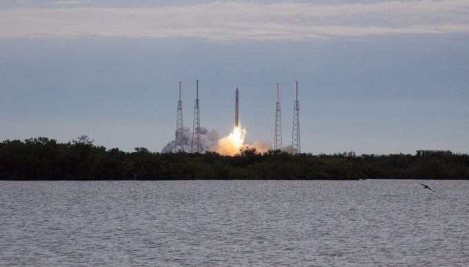 Fotografía tomada en marzo de 2013 en la que se registró el lanzamiento del Falcon 9, de la empresa privada estadounidense SpaceX, en Cabo Cañaveral (Florida, EE.UU.). EFEArchivo