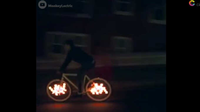 EN VIDEO: Convierte las llantas de tu bicicleta en una pantalla de led… y a rodar
