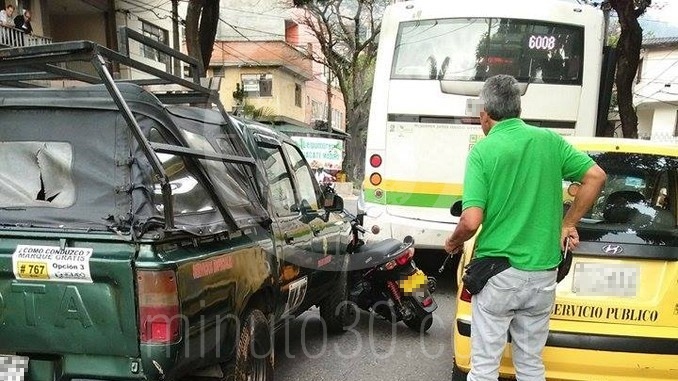bus_alimentador_taxi_moto_accidente