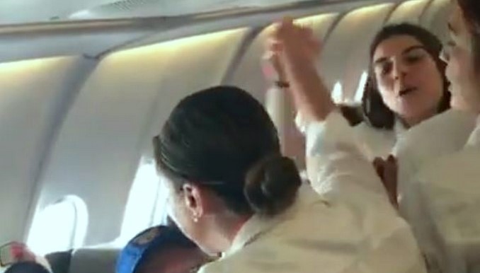 Video Niña Dispara A Otra En El Baño Se conoce otro video del altercado viral que tuvo lugar en avión de