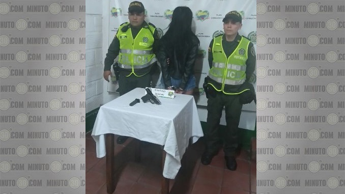 La Policía arrestó a una mujer y le incautó una pistola en El Poblado 1 Mujer capturada en El Poblado. Le incautaron una pistola.