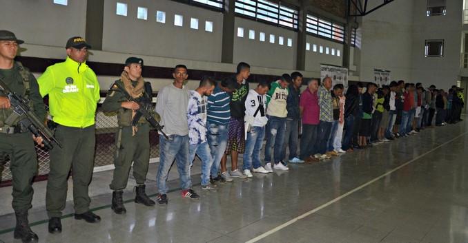 VIDEO Y FOTOS: En Cisneros la Policía arrestó a 41 presuntos integrantes de la banda 'La Vega' 6 Capturados de la banda 'La Vega'.