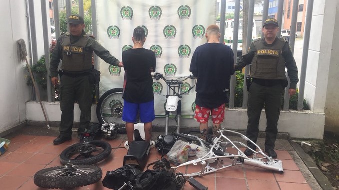 Cuando desguazaban una moto en un parqueadero, fueron sorprendidos por la Policía 1 capturados hurto moto